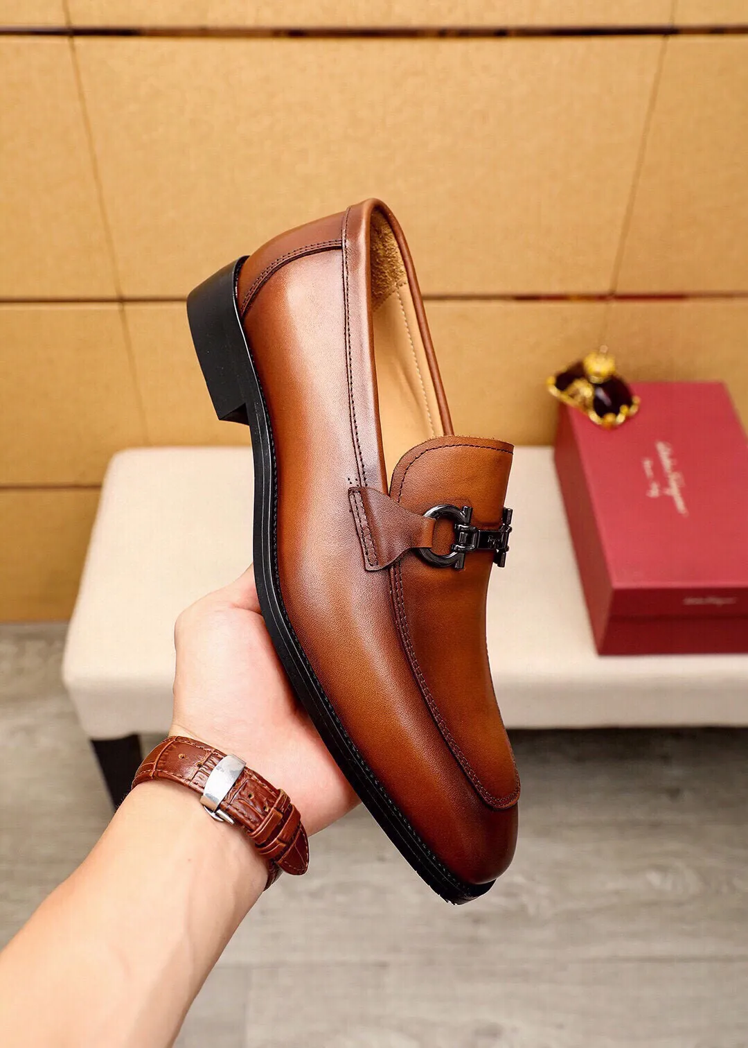Men's shoes 💰460 💐 Product trademark: Ferragamo "Ferragamo" casual leather shoes Regular size: 38-44 (custom-made at 45.46.47🉑️) Product materials: Selected imported first-layer calfskin upper + original hardware buckle, imported water-dyed cow leather lining. Strong three-dimensional visual effect, combined outsole Color: 2⃣️colors available